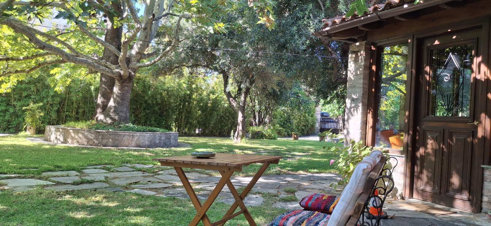Ο κήπος και η είσοδος του ξενοδοχείου Αλεξανδρίδης